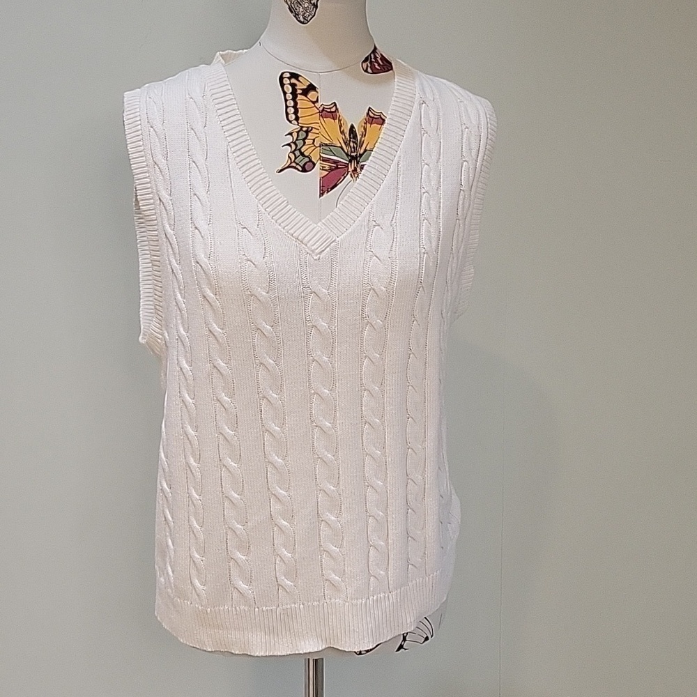 AEROPOSTALE off white cable knit sweater vest.  V neck. Cotton blend. Size M.